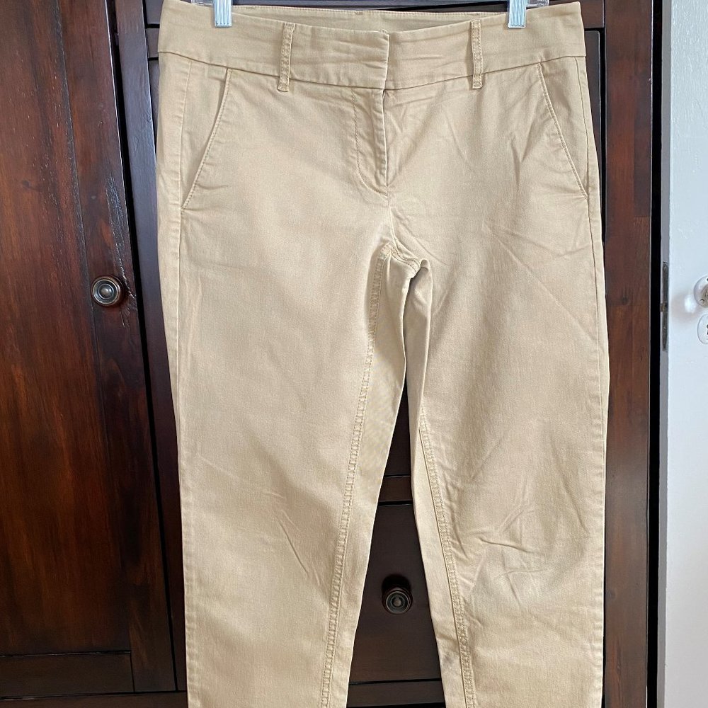 LOFT Marisa cropped Khaki pants, Khaki/Tan. Size 6